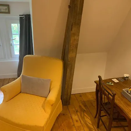 Le Manoir Des Breholles Bed and breakfast Goustranville