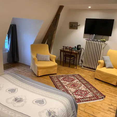 Le Manoir Des Breholles Bed and Breakfast