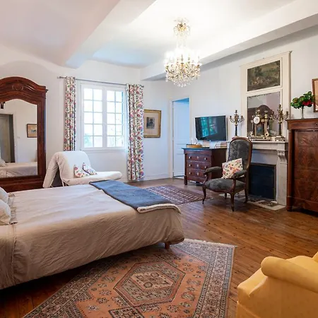 Le Manoir Des Breholles Bed and Breakfast