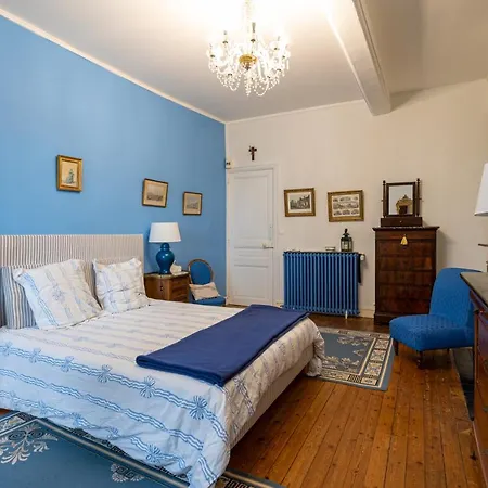Le Manoir Des Breholles Bed and breakfast