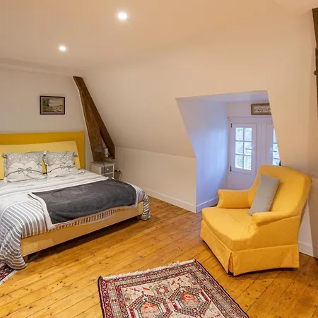 Le Manoir Des Breholles Bed and breakfast